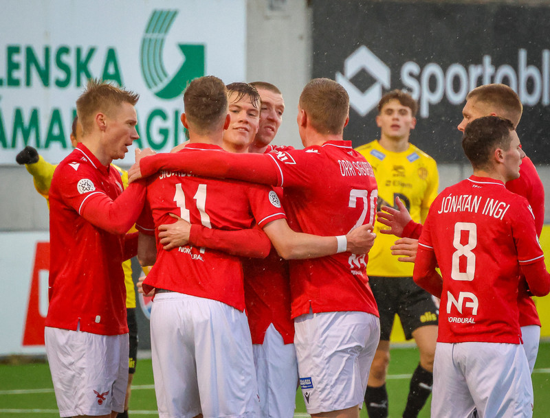 Valur fagnar marki.