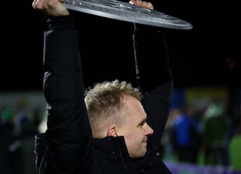 Halldór Árnason með Íslandsmeistaraskjöldinn.