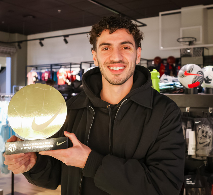 Fred með verðlaunin sín fyrir að vera stoðsendingahæstur í dag.