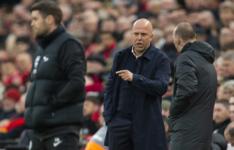 Arne Slot segir að Forest sé klárlega í keppni við Liverpool.