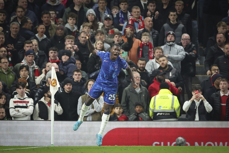 <B>Miðjumaður: Moises Caicedo (Chelsea)</b> - Lék sinn besta leik fyrir Chelsea í 1-1 jafnteflinu gegn Manchester United. Það var ekki bara markið hans heldur líka alhliða frammistaða hans á miðsvæðinu.