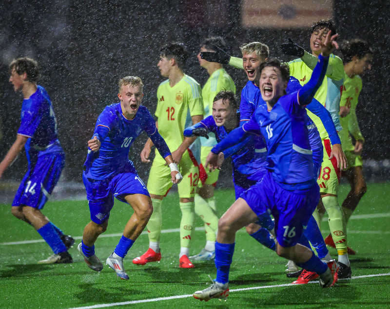 U17 landsliðið fagnar marki.