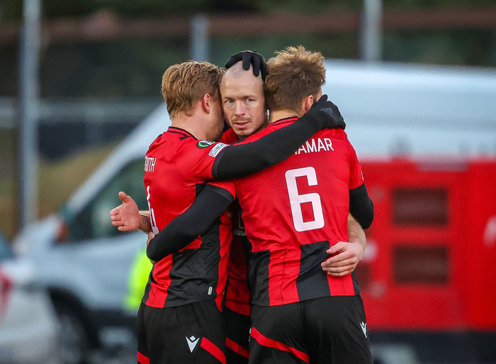 Jón Guðni Fjóluson og félagar í Víkingi sækja HK heim í kvöld.