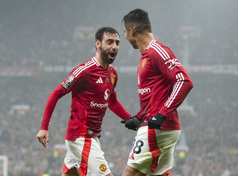 <b>Miðjumaður: Bruno Fernandes (Manchester United)</b> - Portúgalski fyrirliðinn stígur upp þegar á þarf að halda. Kom United yfir gegn Leicester og alveg hægt að segja að hann hafi líka skorað annað mark leiksins þó það skráist sem sjálfsmark. Leiðtogi.