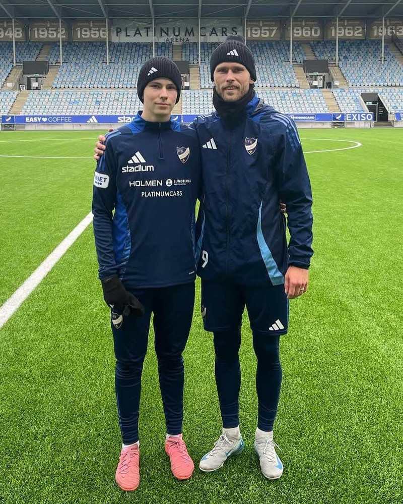 Viktor Árni æfði með bróður sínum hjá Norrköping