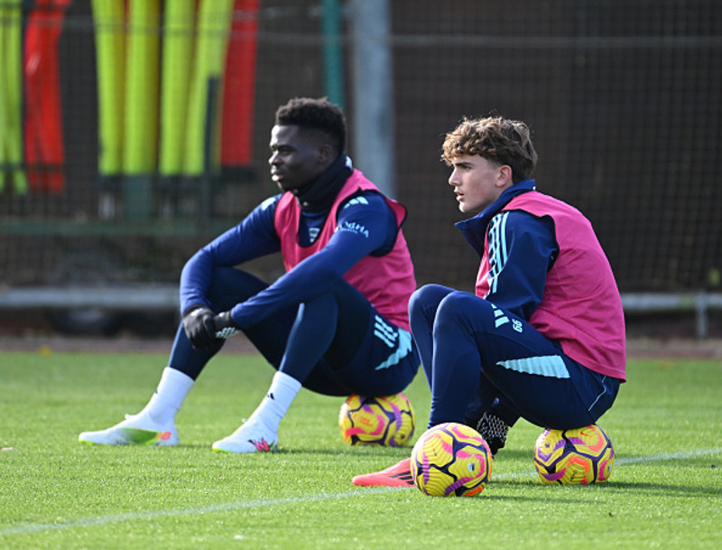Bukayo Saka og Max Dowman.