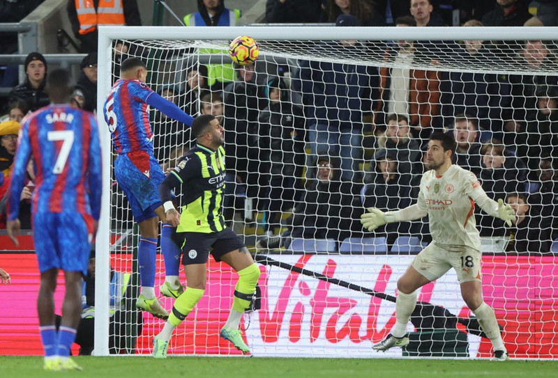 <b>Miðvörður: Maxence Lacroix (Crystal Palace)</b> - Hefur verið öflugur síðustu vikur og skoraði laglegt skallamark gegn Man City. Hann er augljóslega byrjaður að læra meira inn á enska boltann og gæti reynst mikilvægur eftir áramót.