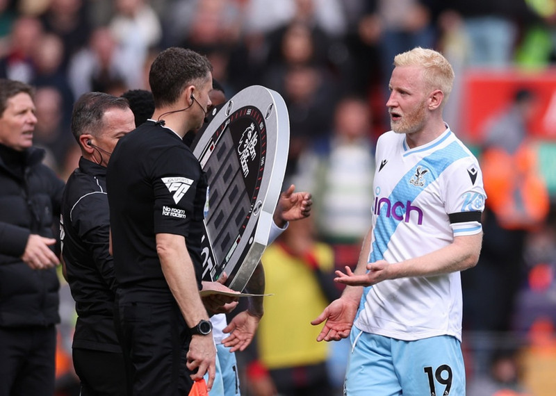 <b>Miðjumaður: Will Hughes (Crystal Palace)</b> - Hann sýndi öllum hvers hann er megnugur um helgina þegar hann gaf tvær stoðsendingar gegn Man City. Hann átti frábæran leik gegn Englandsmeisturunum.
