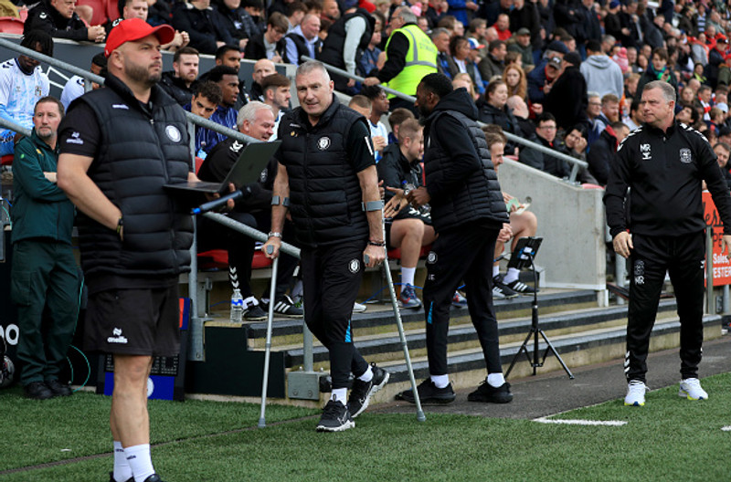Pearson var farinn að notast við hækjur þegar hann stýrði Bristol City.