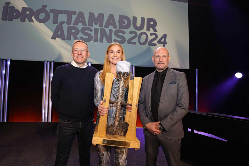 Glódís Perla ásamt Þorsteini Halldórssyni, landsliðsþjálfara kvennalandsliðsins og Þorvaldi Örlygssyni formanni KSÍ