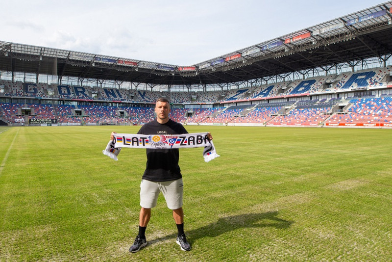 Hinn fertugi Podolski leggur skóna á hilluna (Staðfest)