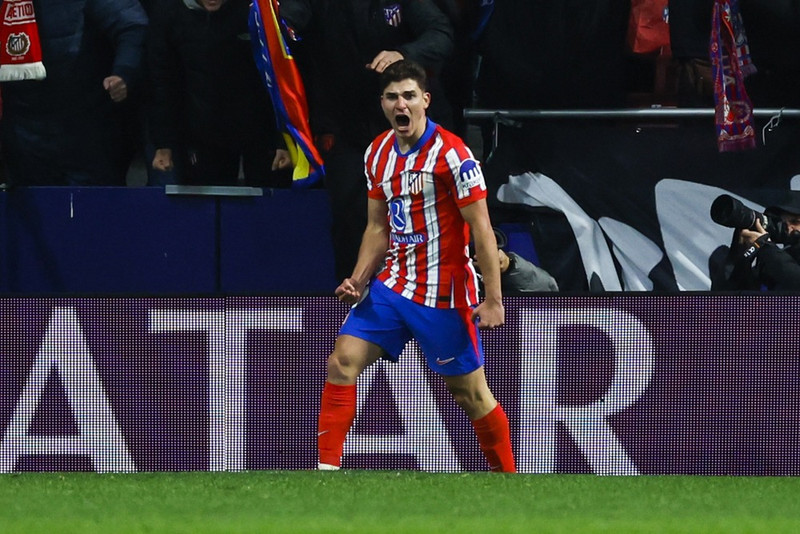Julian Alvarez skoraði bæði mörk Atletico Madrid í sigri gegn Leverkusen.