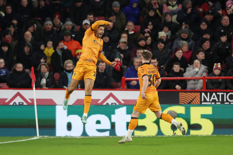 Matt Crooks fagnar marki sínu í kvöld
