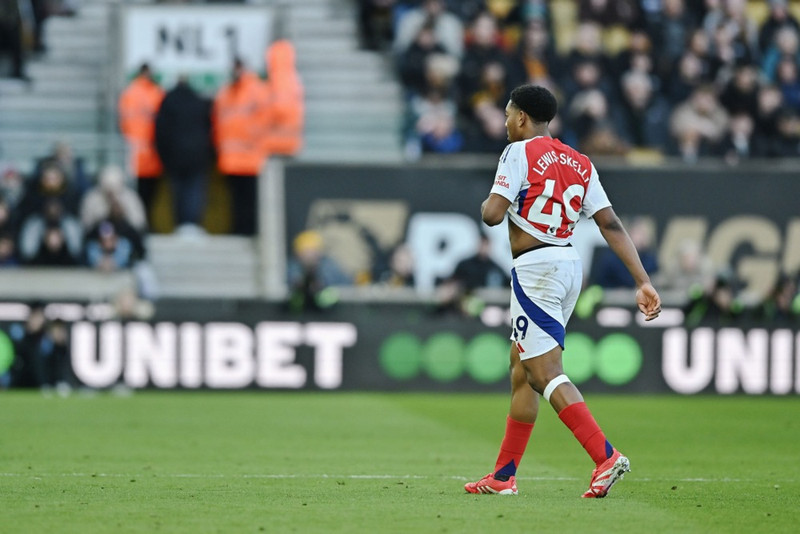 Lewis-Skelly slapp við bann en Arsenal fær samt sekt