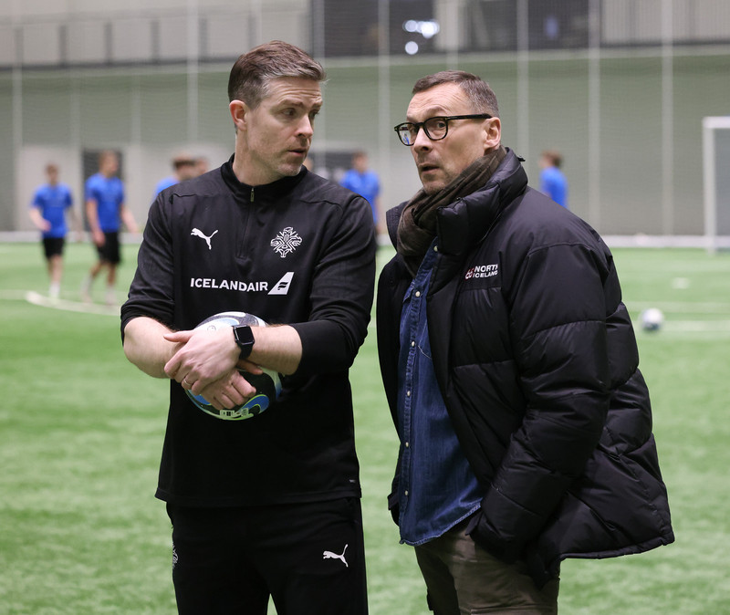 Lúðvík Gunnarsson ræðir við Jörund Áka á æfingunni í Miðgarði í Garðabæ í gær.