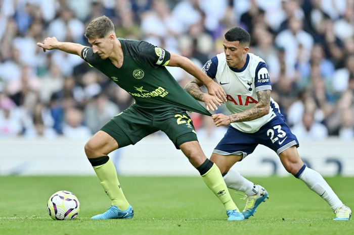 Vitaly Janelt í leik með Brentford