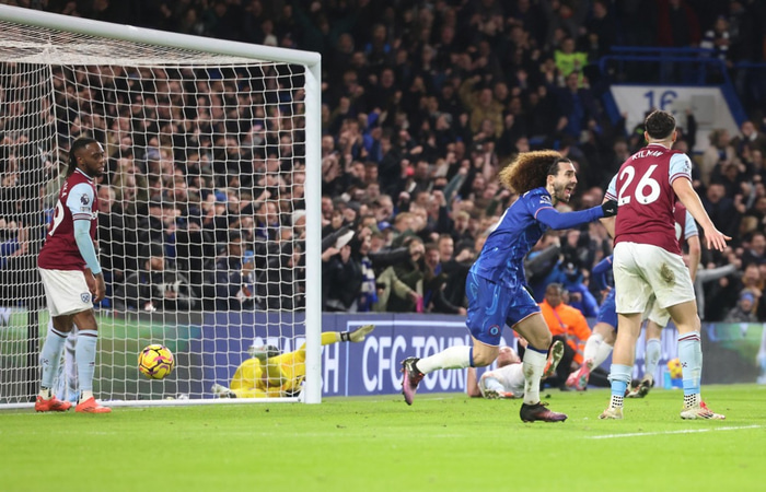 Marc Cucurella fagnar í kvöld