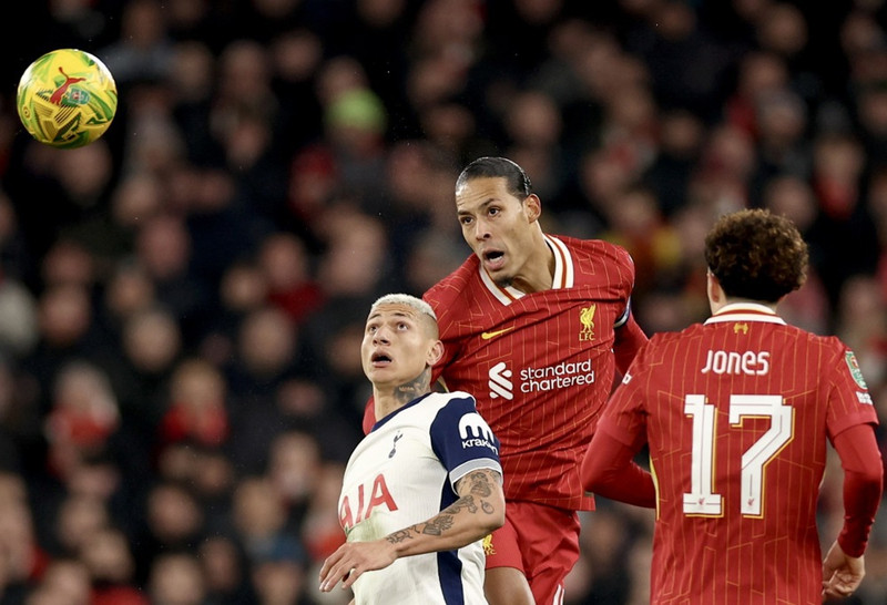 Richarlison og Van Dijk börðust hart áður en Richarlison þurfti að fara af velli vegna meiðsla