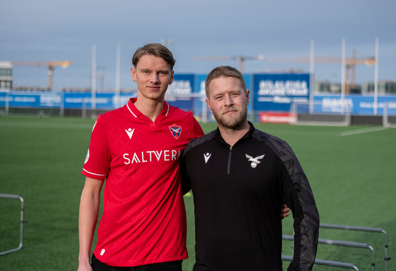 Við hlið Hauks Páls aðstoðarþjálfara Vals.