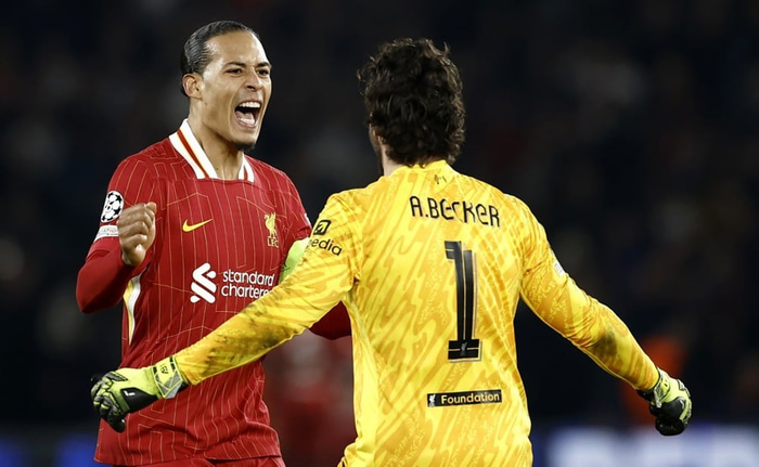 Van Dijk og Alisson fagna.
