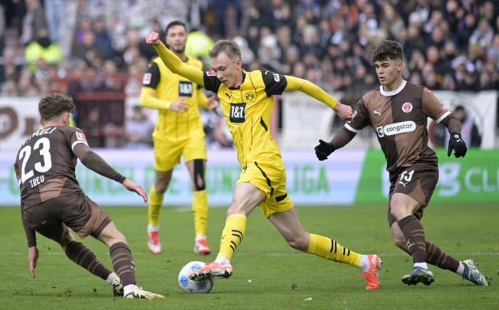 Philipp Treu og Noah Weisshaupt í baráttunni