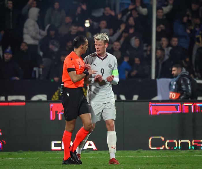 Fyrirliðinn Orri Steinn reynir að ræða við dómarann.