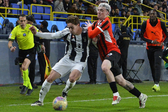 Jiménez í baráttu við Kenan Yildiz.