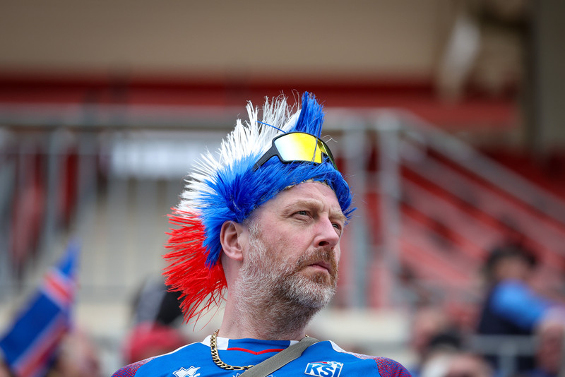 Sjáðu Íslendingana í stúkunni í Murcia - Fyndnir hattar og fjör!