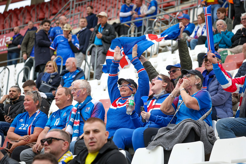 Sjáðu Íslendingana í stúkunni í Murcia - Fyndnir hattar og fjör!
