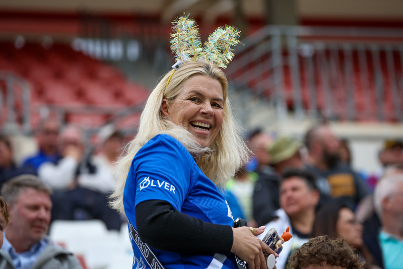 Sjáðu Íslendingana í stúkunni í Murcia - Fyndnir hattar og fjör!