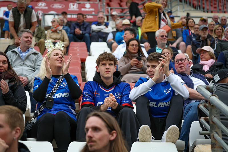 Sjáðu Íslendingana í stúkunni í Murcia - Fyndnir hattar og fjör!