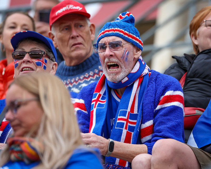 Sjáðu Íslendingana í stúkunni í Murcia - Fyndnir hattar og fjör!