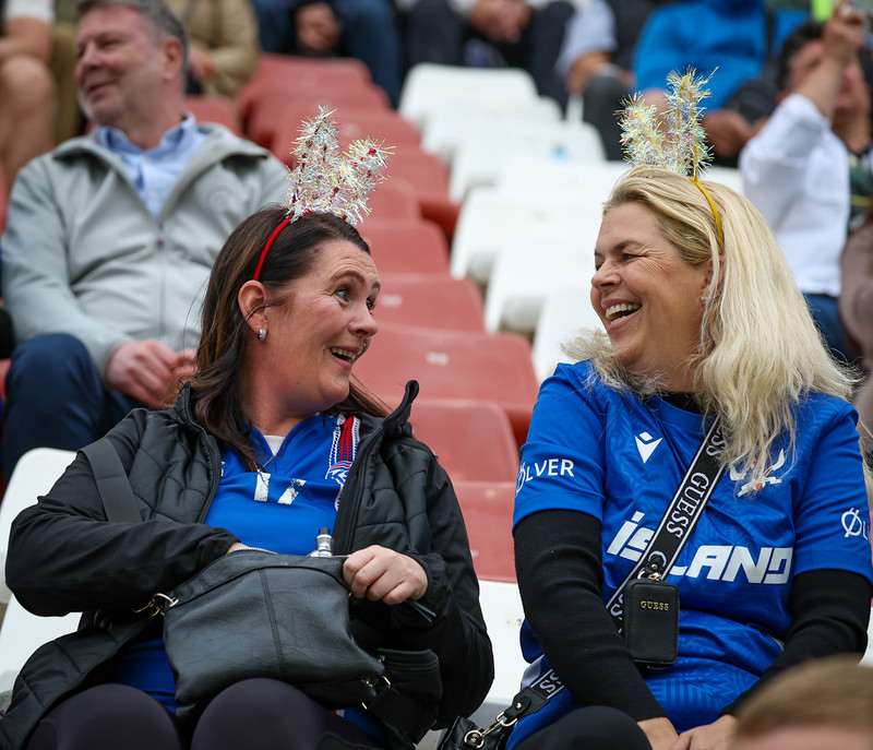 Sjáðu Íslendingana í stúkunni í Murcia - Fyndnir hattar og fjör!