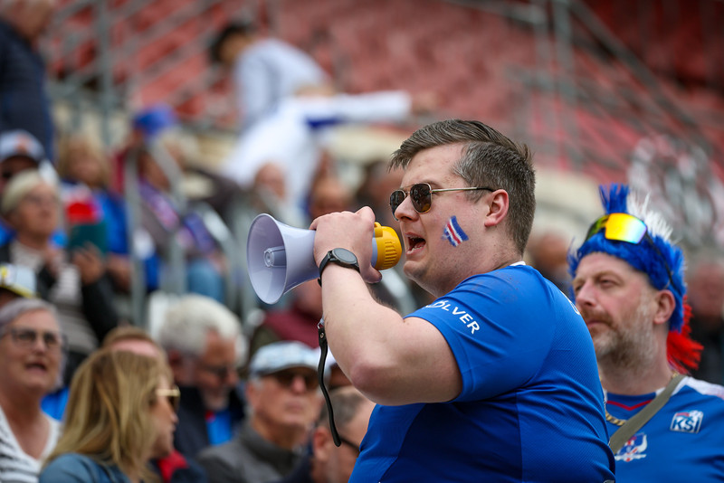 Sjáðu Íslendingana í stúkunni í Murcia - Fyndnir hattar og fjör!