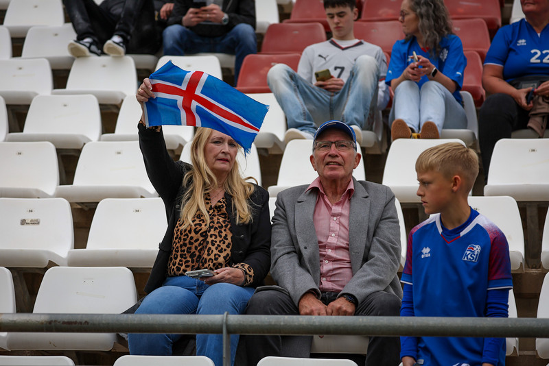 Sjáðu Íslendingana í stúkunni í Murcia - Fyndnir hattar og fjör!