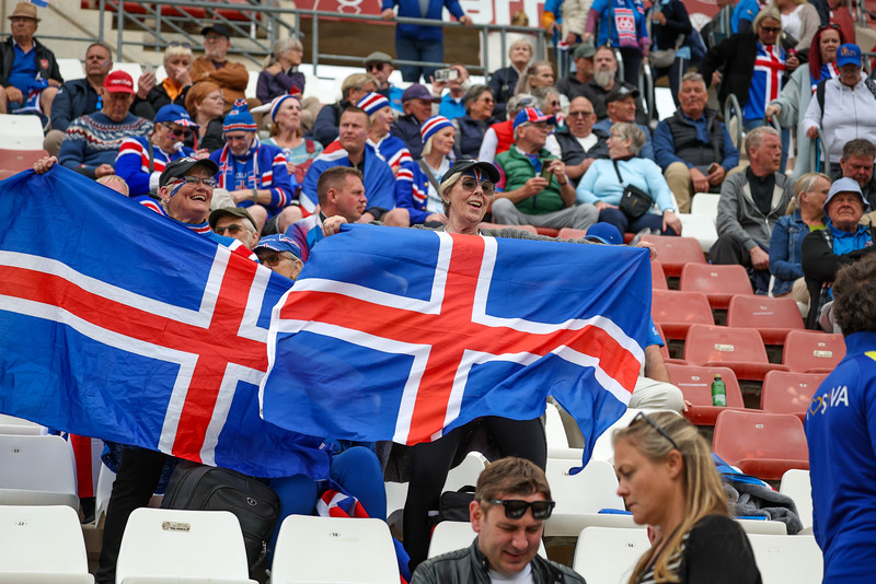 Sjáðu Íslendingana í stúkunni í Murcia - Fyndnir hattar og fjör!