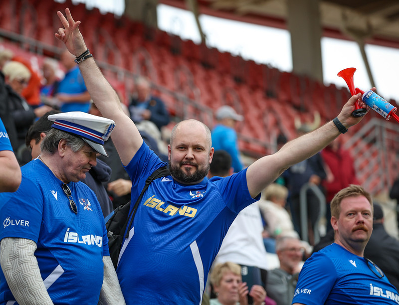 Sjáðu Íslendingana í stúkunni í Murcia - Fyndnir hattar og fjör!