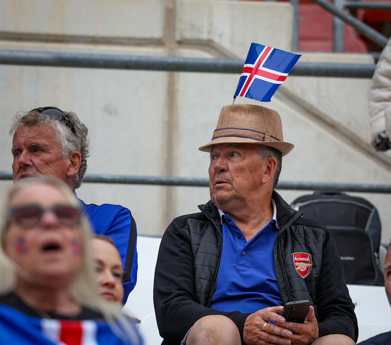 Sjáðu Íslendingana í stúkunni í Murcia - Fyndnir hattar og fjör!