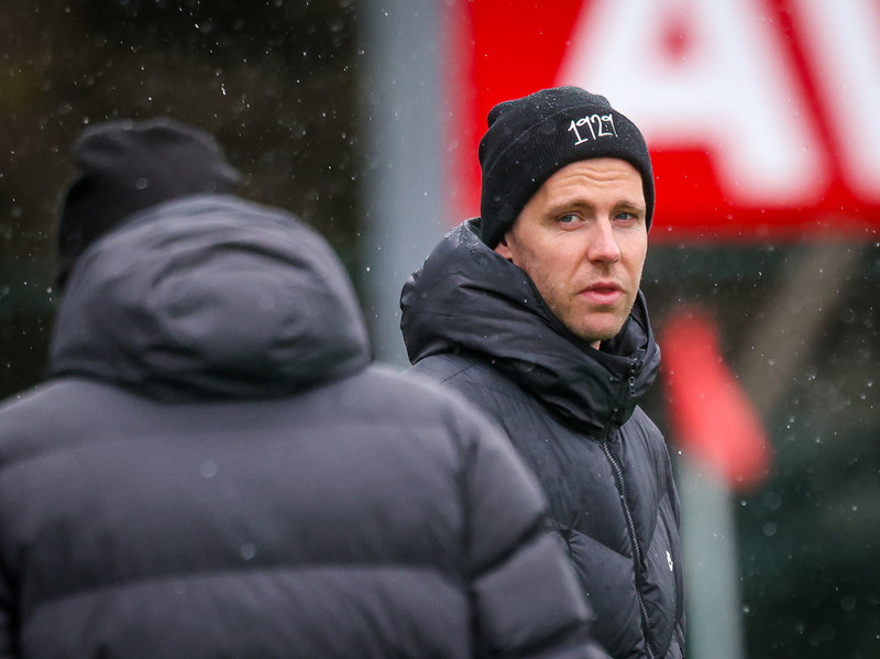 Kjartan Henry stýrir leiknum gegn Breiðabliki.