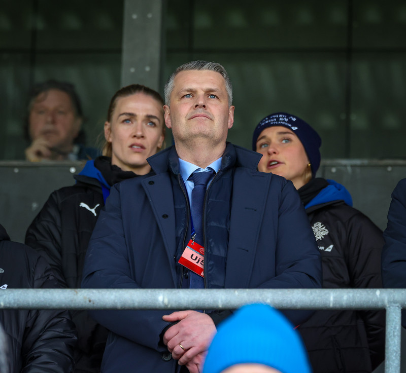Framkvæmdastjórinn Eysteinn Lárusson fékk sæti á besta stað. Fyrir aftan hann eru Dagný Brynjarsdóttir og Alexandra Jóhannsdóttir sem tóku út leikbann og einnig má sjá útvarpsmanninn Kristján Kristjánsson.