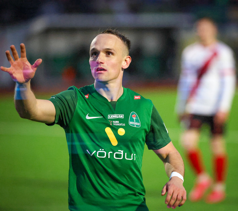 Aron Bjarnason verður í hóp á morgun. Hann hefur ekki verið greindur með kviðslit.