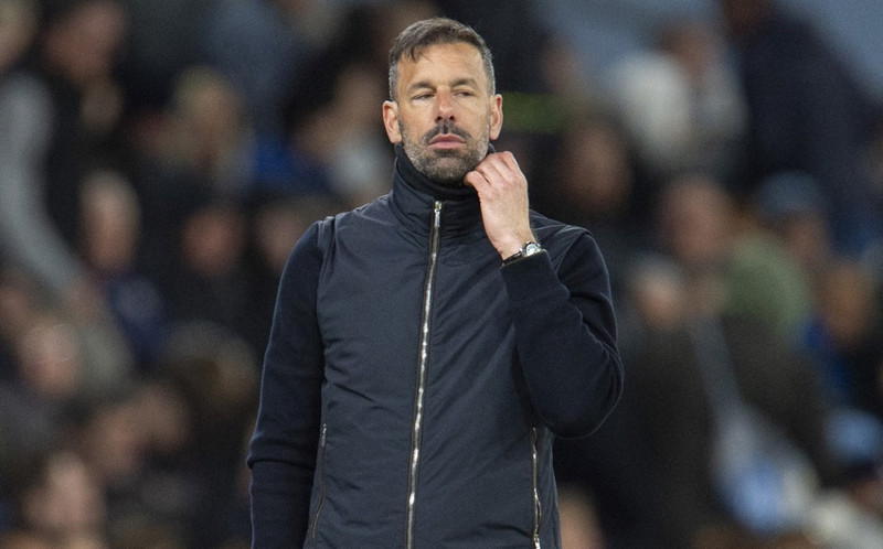 Framtíð Van Nistelrooy enn óákveðin - „Ég er að bíða eftir því“