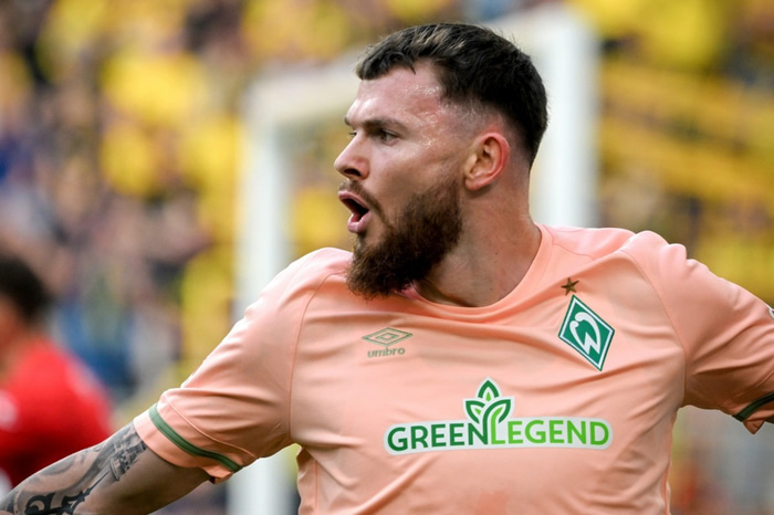 Oliver Burke skoraði bæði mörk Bremen