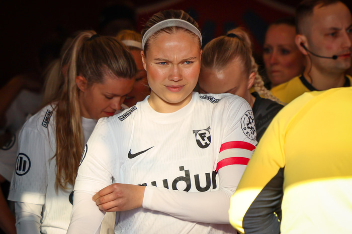 Arna Eiríksdóttir, fyrirliði FH leiðir lið sitt inn á völlinn á Hlíðarenda í kvöld.