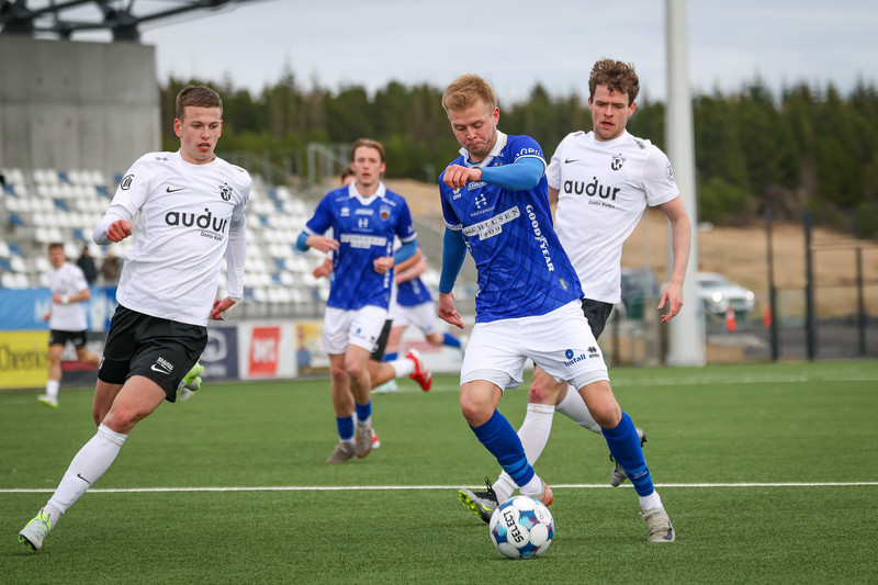 Magnús Ingi með boltann.