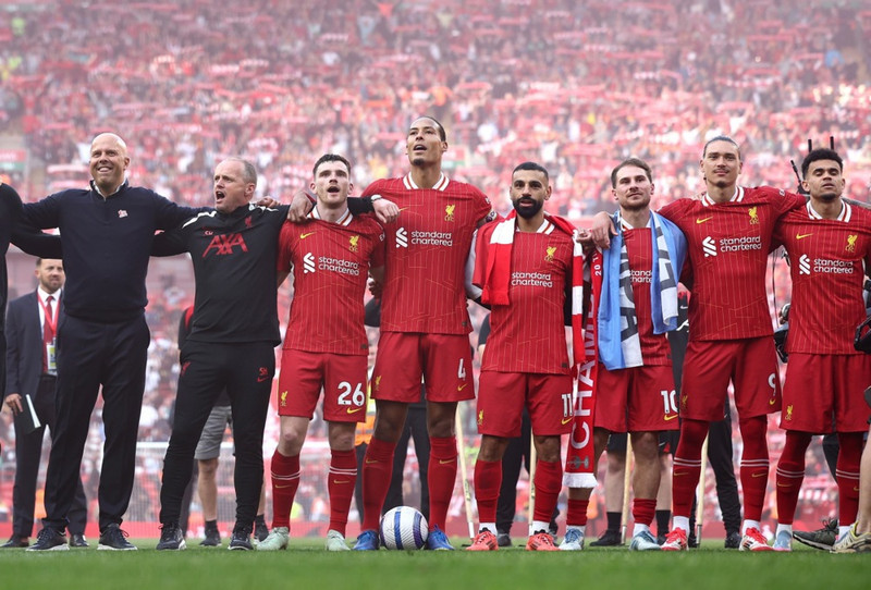 Arne Slot ásamt þjálfurum og leikmönnum á Anfield í dag