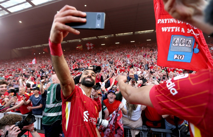 Mo Salah tekur mynd með aðdáendum.