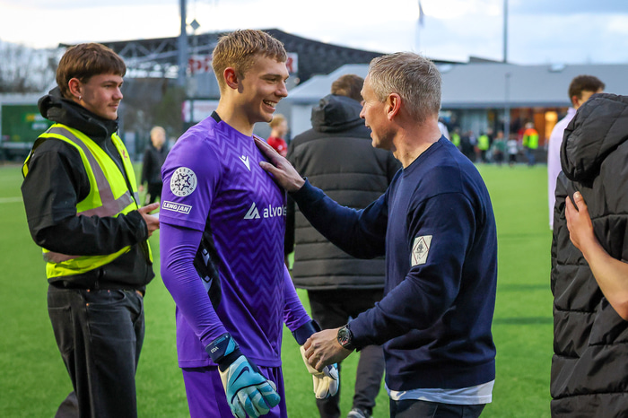 Óskar fagnar með markmanni sínum.