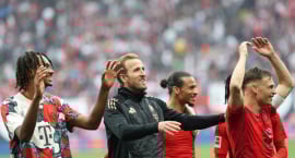 Kane söng 'We Are the Champions' eftir fyrsta titilinn...