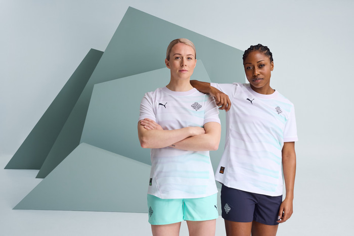 Sandra María Jessen og Natasha Anasi í búningnum.